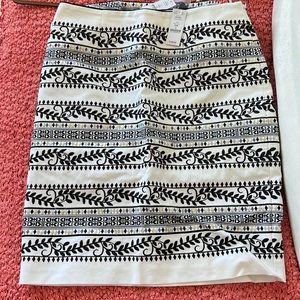 White House Black Market Embroidered Pencil skirt NWT size 8